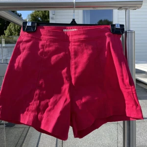 Rosa högmidjade shorts H&M - Fina 70/80 tals stil neonrosa shorts. Väldigt korta men passar bra. Storlek 34, ingen stretch men dragkedja i sidan. 🩷