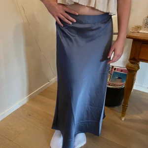 Långkjol! - Jättefin långkjol med lapp kvar! Köpt på Top Store för ca 1 år sen men har tyvärr aldrig kommit till användning, endast provad. Nypris 379kr!   Skriv för fler bilder! 💘💥