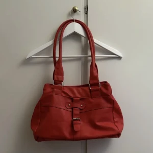 Röd väska - Säljer denna coola väskan som tyvärr inte längre kommer till användning. Passar bra till allt❤️pris kan diskuteras