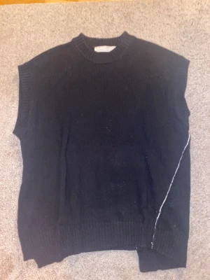 Adnym Atelier stickad väst - Hej! Säljer denna riktigt nice stickade västen från Adnym Atelier i en svart färg med vita detaljer. Nypris 1900. Storlek M men sitter oversized så skulle även passa någon med L. 