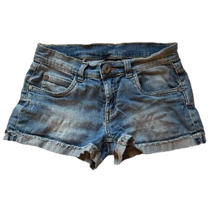 Snygga shorts - Passar inte mig så kan inte visa på med dom är i stl 152 (32-34) i fint skick💕