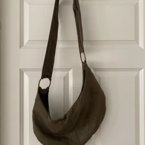 Axelväska i mocka  - Skriv för mer bilder eller info! ❤️