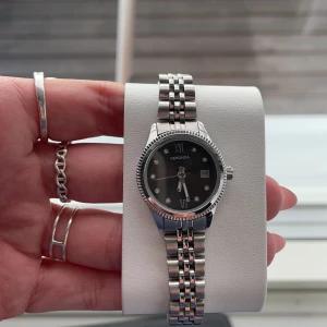 Silver klocka - Superfin vardagsklocka i rostfritt stål från sekonda, säljer pga för stor och fick den av mitt ex🫠 Originalpris 1099kr  Skriv för mer detaljer🫶