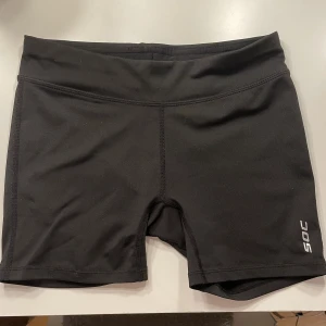 Träningsshorts - Ett par tighta träningsshorts från soc. Passar XS💞