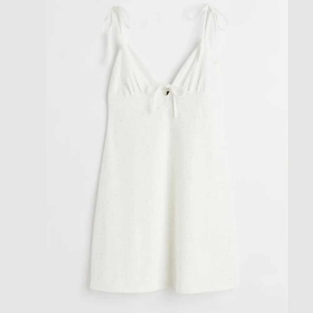  Den här söta vita klänningen har använt en gång och är perfekt till sommaren . Klänningar.