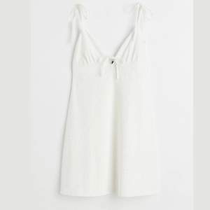 Den här söta vita klänningen har använt en gång och är perfekt till sommaren 