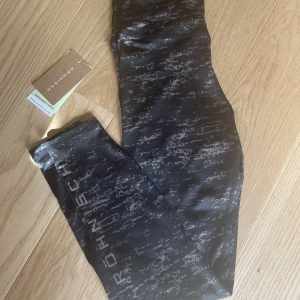 Träningstights HELT NY - Helt nya, oanvända träningstights från Röhnish. Nypris 600kr. Väldigt bekväma, säljer pga fel storlek. 