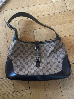 Gucci vintage Jackie bag  - Vintage Jackie Brown bag från Gucci  - metall flärpen är lite sliten, se bild för referens  