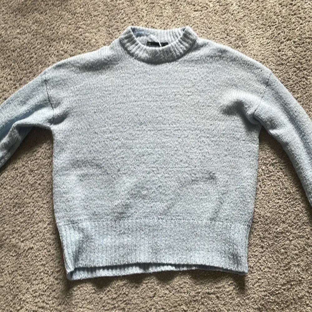 En ljudblå stickad tröja från lager 157. Den har samma färg som på bild 1. Den är oversized. Fint skick. Tröjor & Koftor.