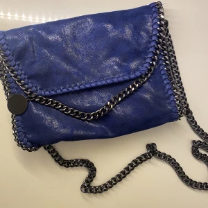 Stella mcartney väska  - Blå Stella mcartney liknande väska💞helt oanvänd 