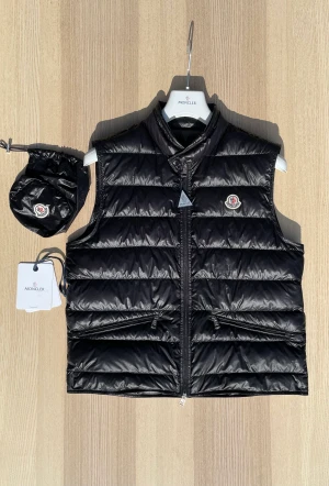 Moncler gui väst - Hej, säljer nu min moncler gui väst som inte kommit till användning. Den är i skick 9,5 av 10 och är i storlek 3 dvs L/M. Den har även nfc chipet inne i loggan. Ny pris ligger på 7780kr. Hör gärna av er för fler frågor och funderingar.  Mvh Oliver