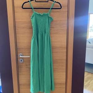 Grön längre klänning från hm 💕i nyskick och storlek xs💕