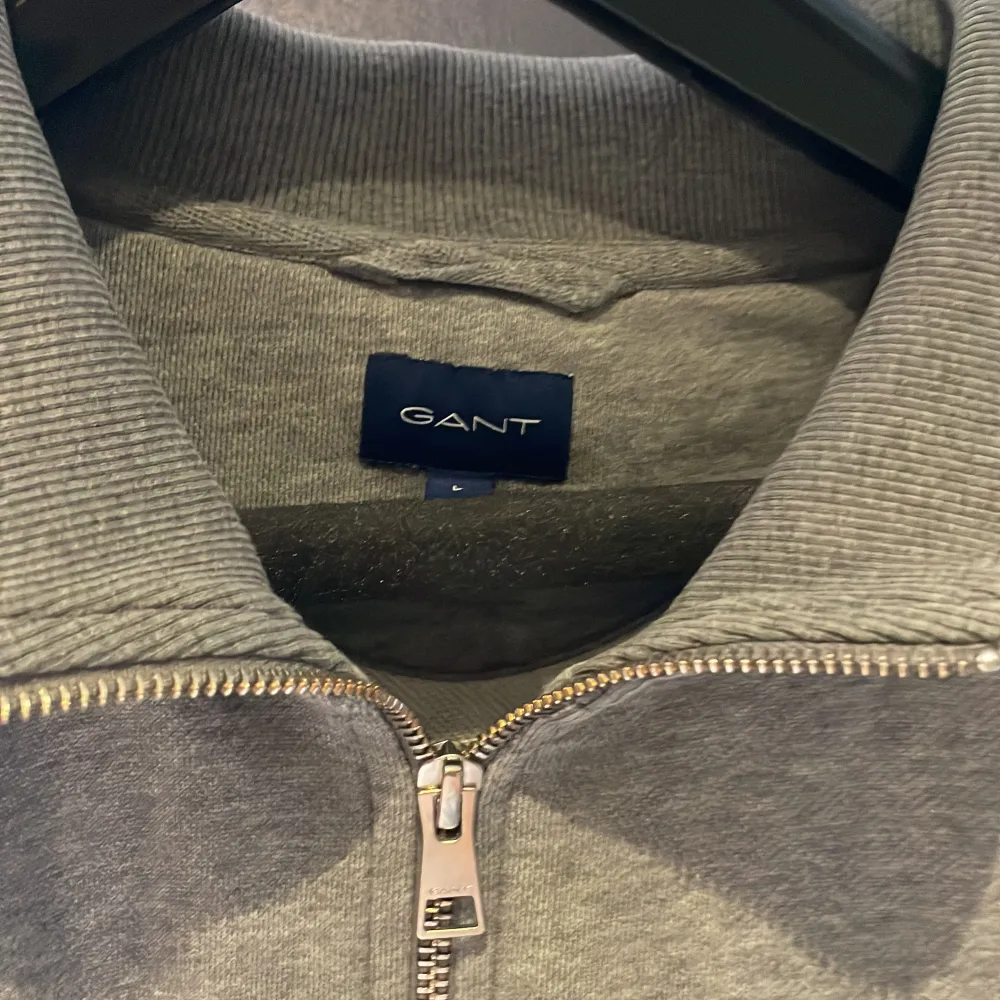 En full zip tröja från Gant i ett väldigt fint skick. Den är endast tvättad en gång. Nypris på tröjan är 1200kr . Tröjor & Koftor.