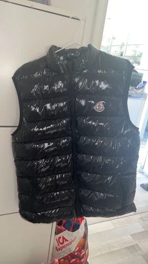 moncler väst passar även L/M pris kan diskuteras privat - säljer min moncler väst då den är väldigt stor på mig som vanligtvis ha xs/s, har andvänt den 1 gång men inte mer, den är inte sönder någonstans och ny. Skriv till mig om ni vill veta lite mer och va säkra att det inte är en scam🤍