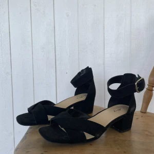 Klackskor - Svarta klackskor, som endast är använda 1 gäng. 