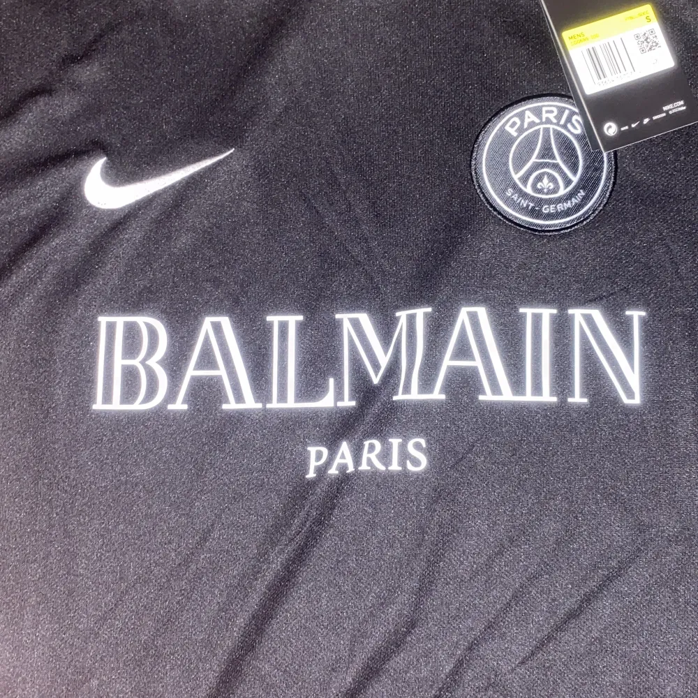 Säljer min psg balmain tröja i storlek s . T-shirts.