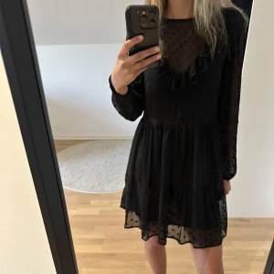 Klänning från ZARA! - Jättesöt klänning från zara! Knappt använd, jättebra skick❤️ jag är ca 170 för referens, hör av dig vid frågor! Storlek xs men ganska bred i midjan❤️