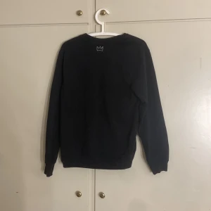 Hov1 tjocktröja💘 - Hov1 merch tjocktröja! I fint skick utan noppror eller andra slitningar, ett lejon på bröstet fram och hov1 loggan bak på ryggen.