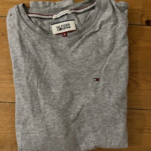 Tommy hilfiger t shirt  - Schysst Grå T-shirt från Tommy H. Passar till de flesta stilarna. Casual.  Passar:  S-M beroende på hur man vill att den ska sitta. 