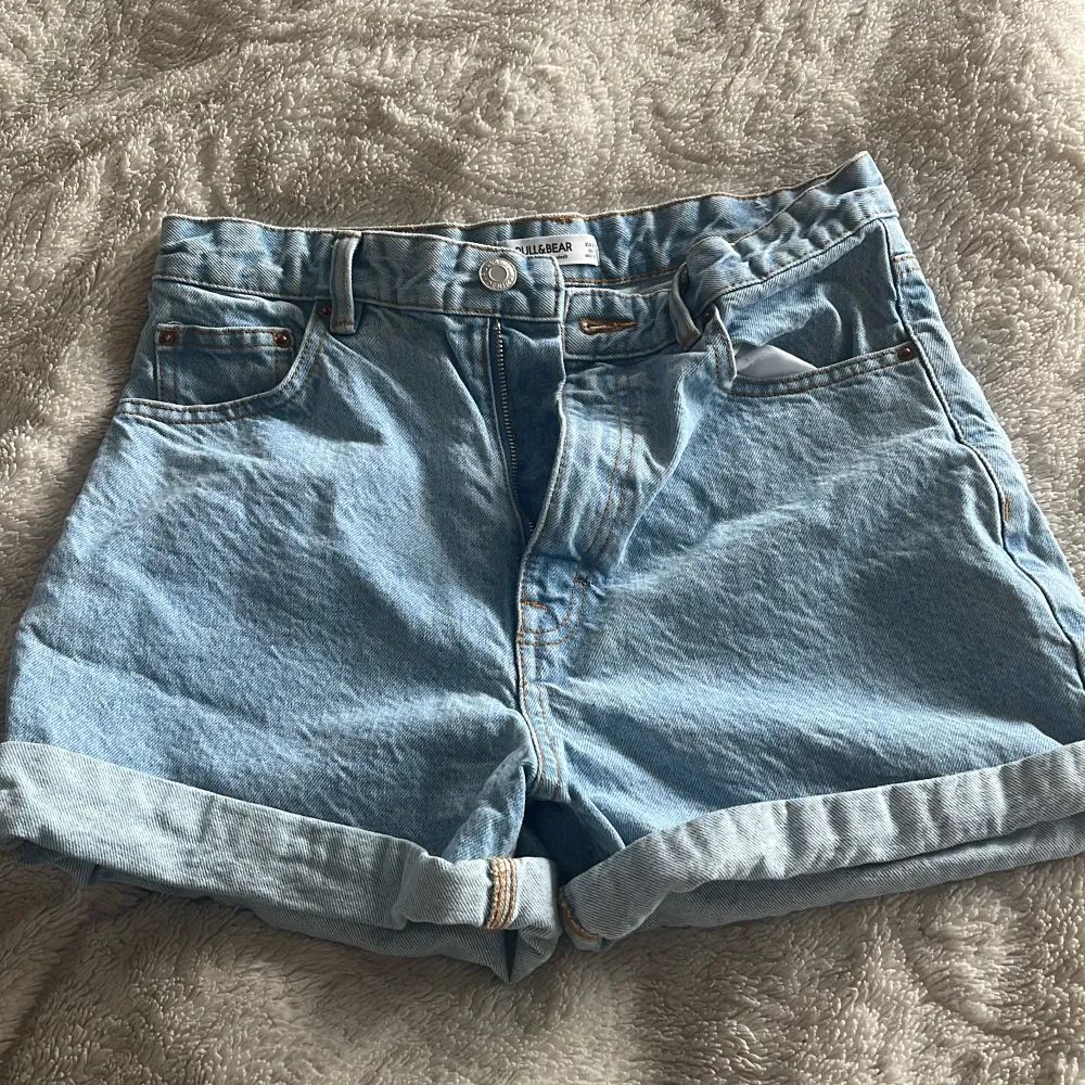 Jättefina o sköna jeans shorts som jag inte längre använder! Använd några gånger men ändå fint skick, enbart läder lappen bak som är ful!. Shorts.