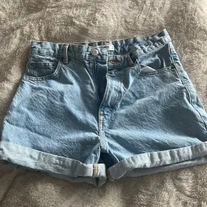 Jättefina o sköna jeans shorts som jag inte längre använder! Använd några gånger men ändå fint skick, enbart läder lappen bak som är ful!