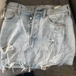 Kjol - Snygg jeanskjol från Levis i storlek 26(skulle säga att det motsvarar xs) 