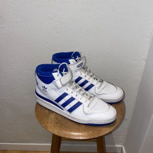 Adidas Forum Mid - Adidas forum mid i storlek 45. Endast använda ett fåtal gånger så de är som nya.