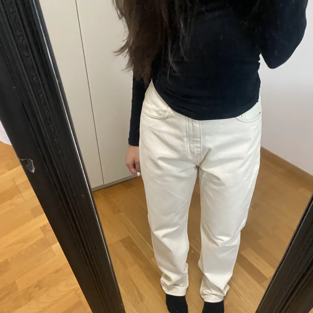 Jätte fina vita H&M jeans. Användes under en kortare period men passar inte längre. Inga fläckar eller slitage 🫶🏽. Jeans & Byxor.