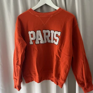 Röd sweatshirt  - Finns även i storlek M Alltså både xs och M