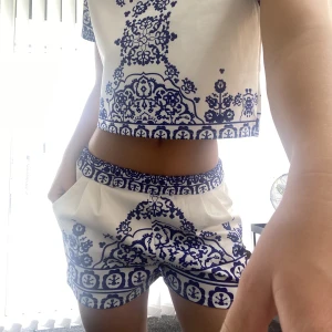 Blått set - Supergulliga vitt och blått set! Går att ha både högmidjat och lågmidjat. Superfint till semestern😍Strl M men uppskattas som XS-S