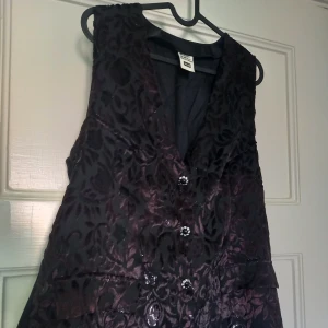 Velour vest - Beautiful vest with floral patterns, with a tie to adjust on the back