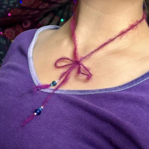 Mohair halsband  - simpelt fint halsband. 19kr för knytbar, 26kr för lås / ringöga bak. 15kr frakt, klicka på köp + mötas upp så förklarar jag mer i DMs :)