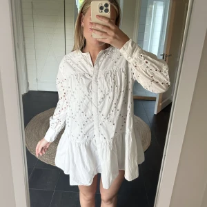 Klänning  - Jättesöt klänning från Zara, köpt förra säsongen men använd max 2 gånger.💕 Nypris: 499 kr