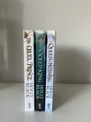 Cruel Prince- serien - Säljer Cruel Prince trilogin som är väldigt populär på tiktok. Böckerna är i nyskick förutom den första där sidan är böjd. Böckerna köptes för 450kr. Pris kan diskuteras.