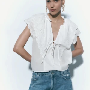 Vit blus - Vit blus från zara med hålbroderier. Köpt för 359kr och aldrig använd. Stl XS. Frakt 39kr💞