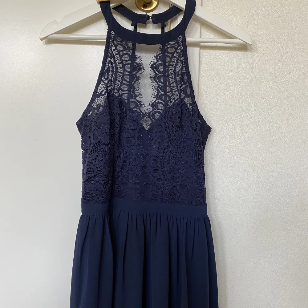 Mörkblå kort klänning från Nelly 🦋 Storlek 34 och passar XS och S 🦋 Mycket bra skick, sällan använd 🦋 Priset inkluderar ej eventuell frakt . Klänningar.