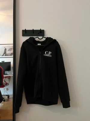 Cp company zip hoodie - Cp company zip hoodie i bra skick med Googles 