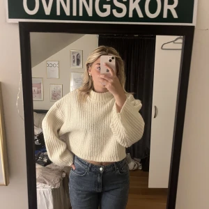 Stickad tröja - Jag säljer en stickad tröja som är vit och långärmad den är även lite större i armarna och lite kortare ner till