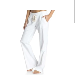 Vita linnebyxor  - vita linnebyxor som liknar Roxy. Säljer då de är försmå så kan tyvärr inte visa hur de sitter på🫶🏼de är superfina annars