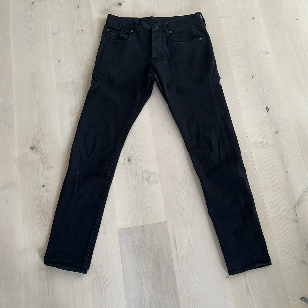 Säljer ett par svarta jeans från G-Star som inte använts på ungefär 3 år. Riktigt bra kvalite, märks knappt att de använts.. Jeans & Byxor.
