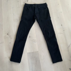 Svarta jeans från G-Star - Säljer ett par svarta jeans från G-Star som inte använts på ungefär 3 år. Riktigt bra kvalite, märks knappt att de använts.