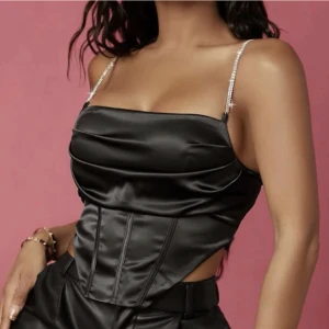 Topp - Festtopp i strl M men passar även S. Med diamantdekortaion. 