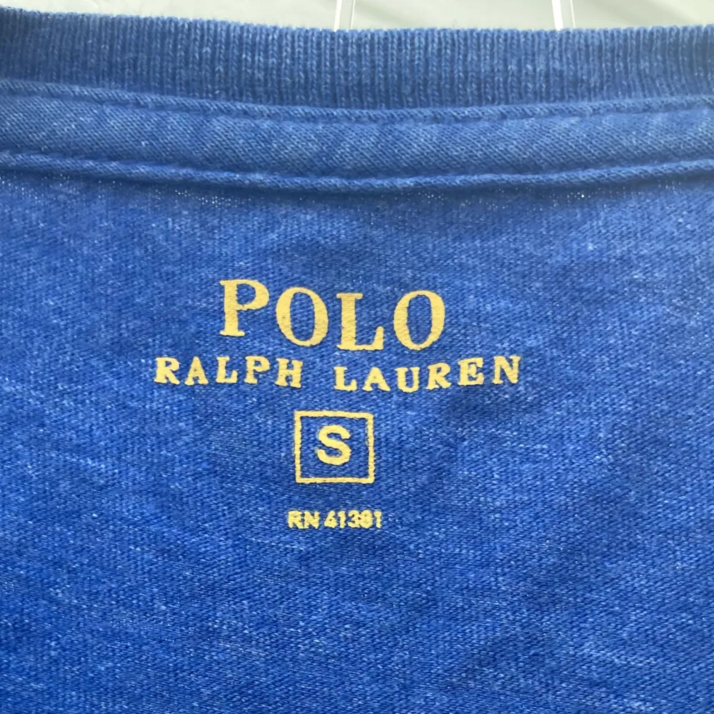T shirt från Ralph lauren i storlek S. Sitter inte som S, utan mer som XS. För liten för mig som är 177 cm. Använd men i bra skick.. T-shirts.