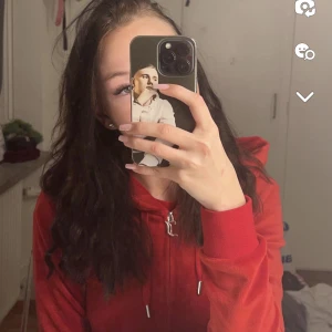 Juicy couture  - (KOFTAN ÄR SÅLD) Säljer nu mitt as fina röda juicy set, koftan har inte diamanter på ryggen men byxorna har där bak❤️ Storlek xs i båda , använda kanske 3 ggr ❤️ Köpta på raglady för 2300 ❤️ pris kan diskuteras , skriv för fler bilder ❤️