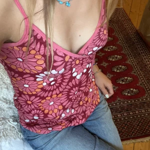 Blommigt linne - Så gulligt och somrigt linne! Stl S men skulle även passa M då det är strechigt!