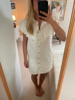 Jeans klänning  - Så fin klänning i denim. Perfekt nu till sommaren ☀️Aldrig använd med lappen kvar, köparen står för frakten. 🤗