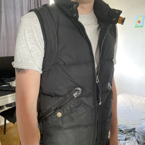 PJ VÄST - Äkta parajumper väst från room 1006 på emporia. I ny skick inga defekter alls. Kommer även med extra märke och kvitto. Priset går att diskuteras och köparen står för frakten!! Möts gärna upp