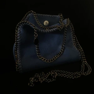 Stella McCartney  - Liknande Stella McCartney väska (alltså inte äkta), den lilla modellen. Den är köpt utomlands och använd ett par gånger.  I jätte fint skick