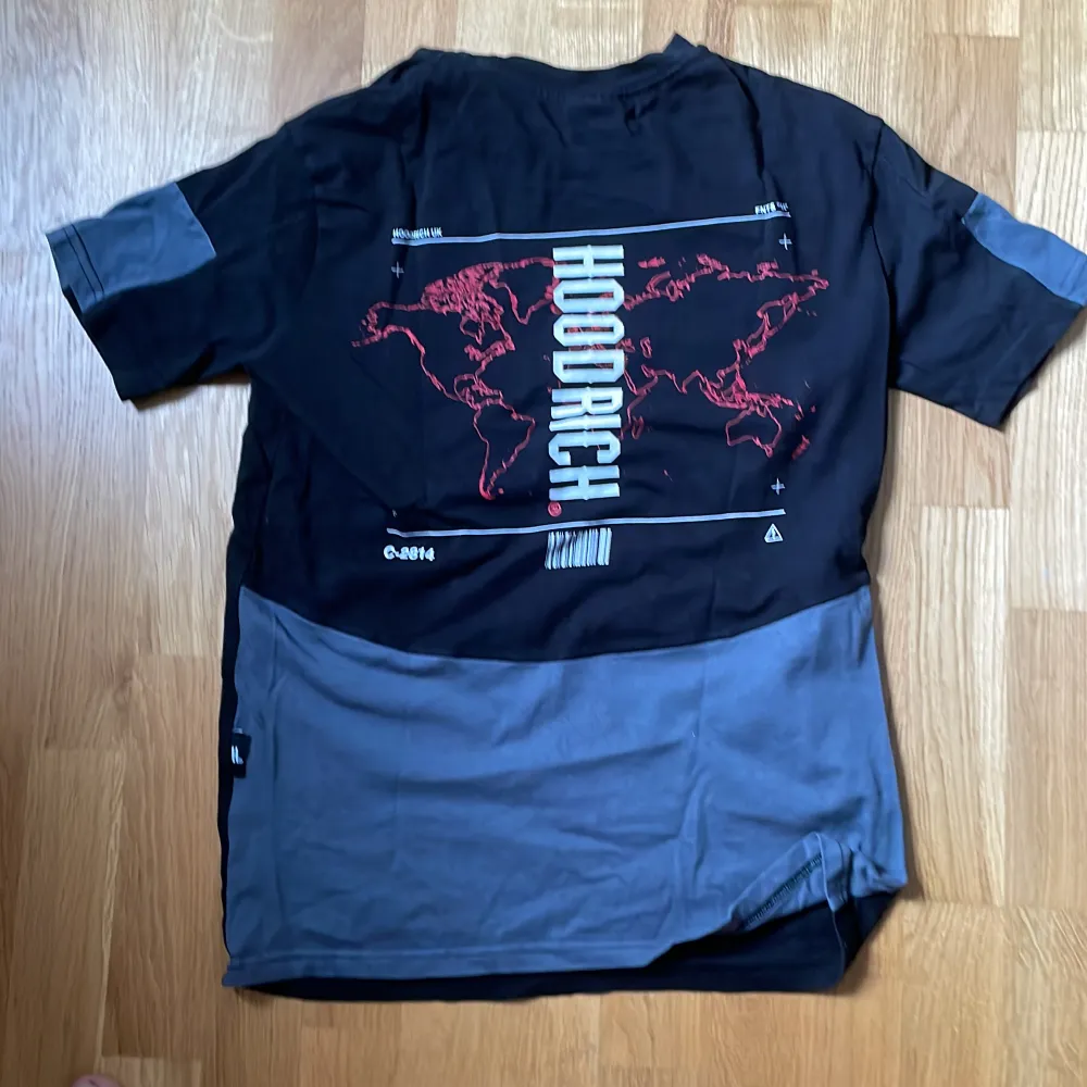 Hoodritch t-shirt cond:10/10 säljer för den är för stor för mig änvänd få gånger.som ny.    (Svår att få tag på).   Köpt för 650-700. T-shirts.