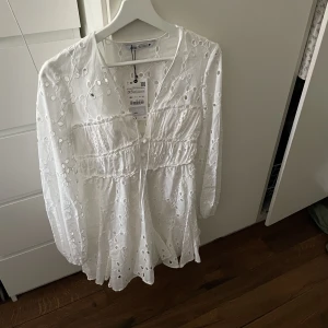 Vit klänning zara - Jättefin vit sommarklänning från zara som är helt oanvänd och lappen finns kvar. Ett alternativ till studentklänning Köpt för 669kr säljer för 450